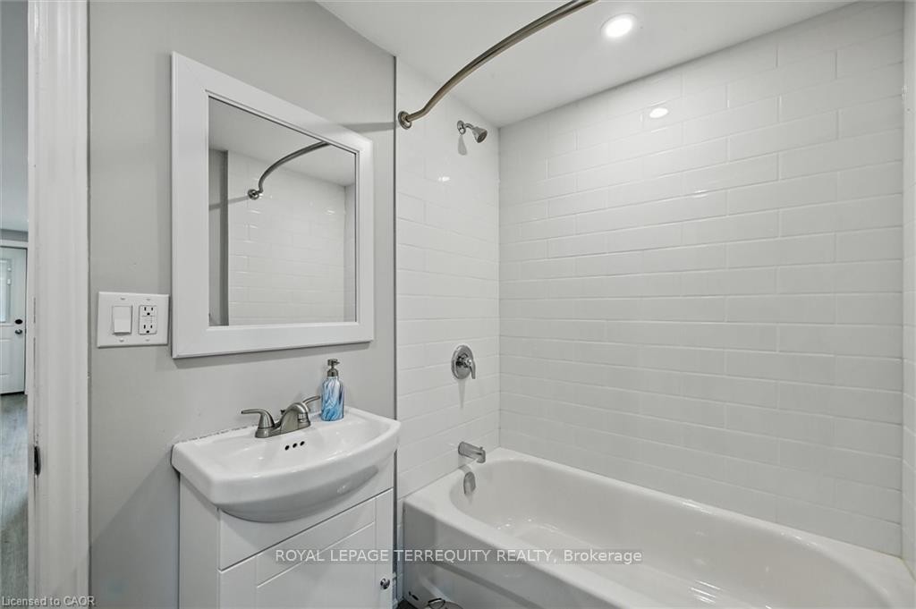 224 Rosslyn Avenue N, Hamilton, ON - Indoor Photo Showing Bathroom