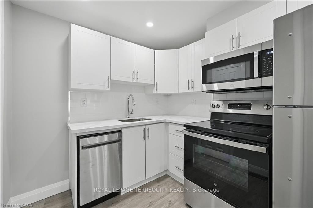 224 Rosslyn Avenue N, Hamilton, ON - Indoor Photo Showing Kitchen With Stainless Steel Kitchen