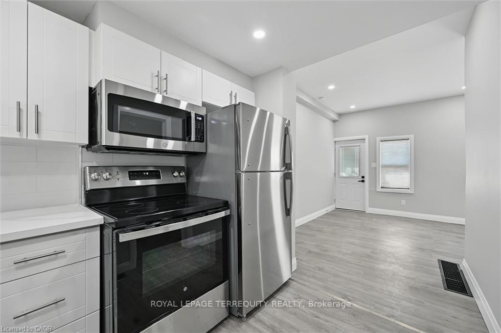 224 Rosslyn Avenue N, Hamilton, ON - Indoor Photo Showing Kitchen With Stainless Steel Kitchen