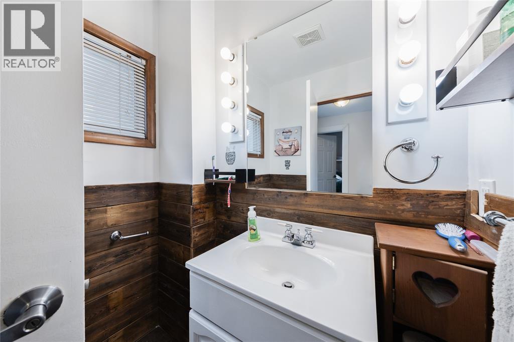 590 Simcoe Street, Warwick-Watford, ON - Indoor Photo Showing Bathroom
