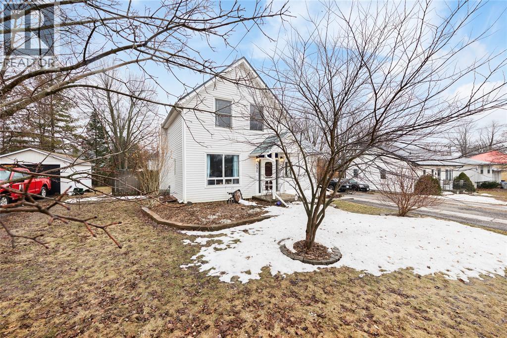 590 Simcoe Street, Warwick-Watford, ON - Outdoor