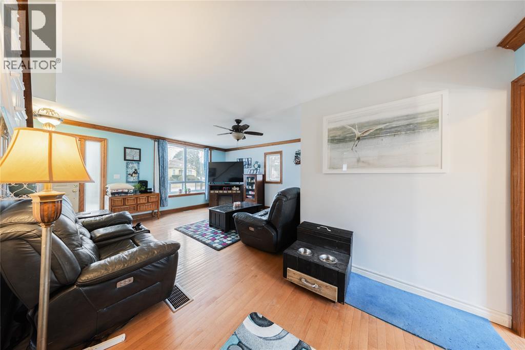 590 Simcoe Street, Warwick-Watford, ON - Indoor Photo Showing Living Room