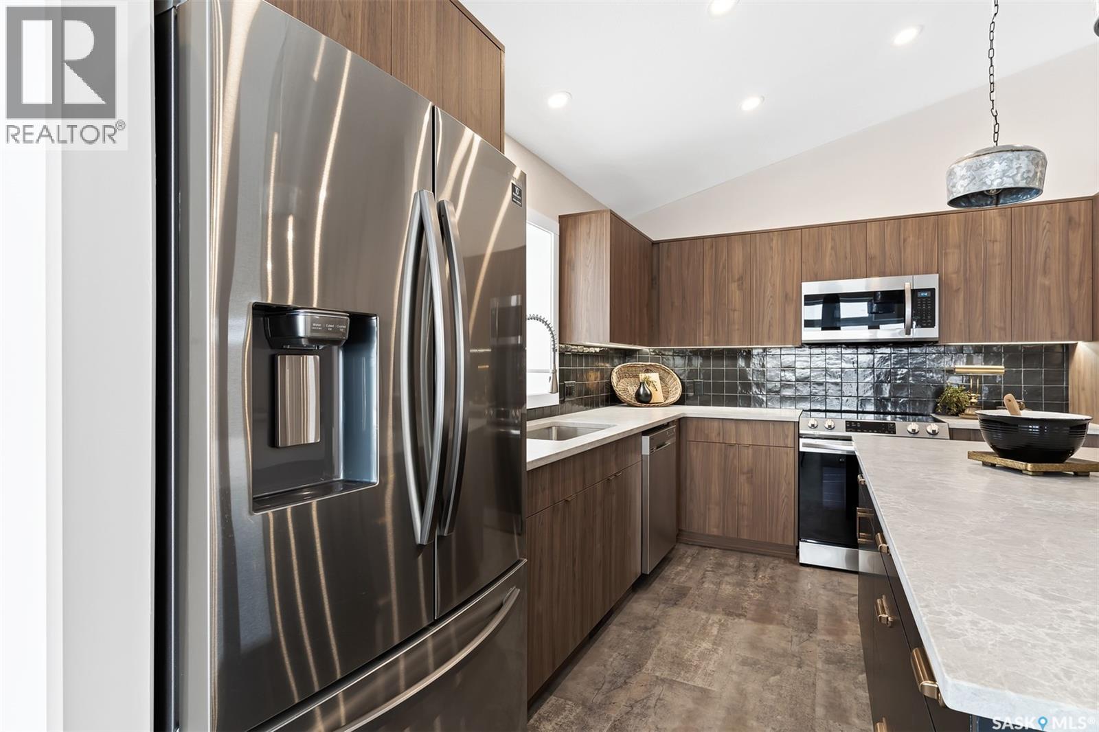 9 70 8Th Avenue, Lumsden, SK - Indoor Photo Showing Kitchen With Upgraded Kitchen