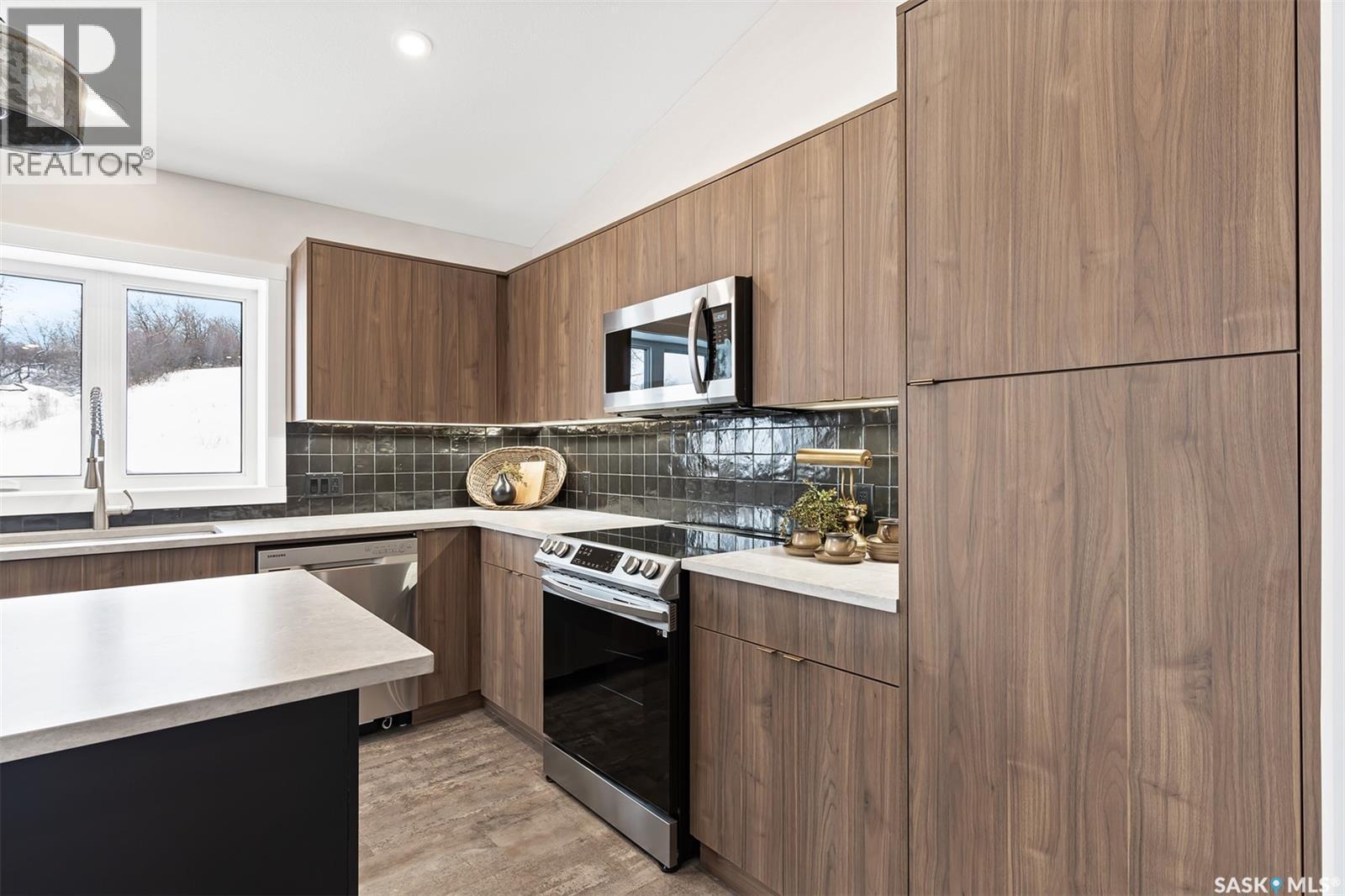 9 70 8Th Avenue, Lumsden, SK - Indoor Photo Showing Kitchen