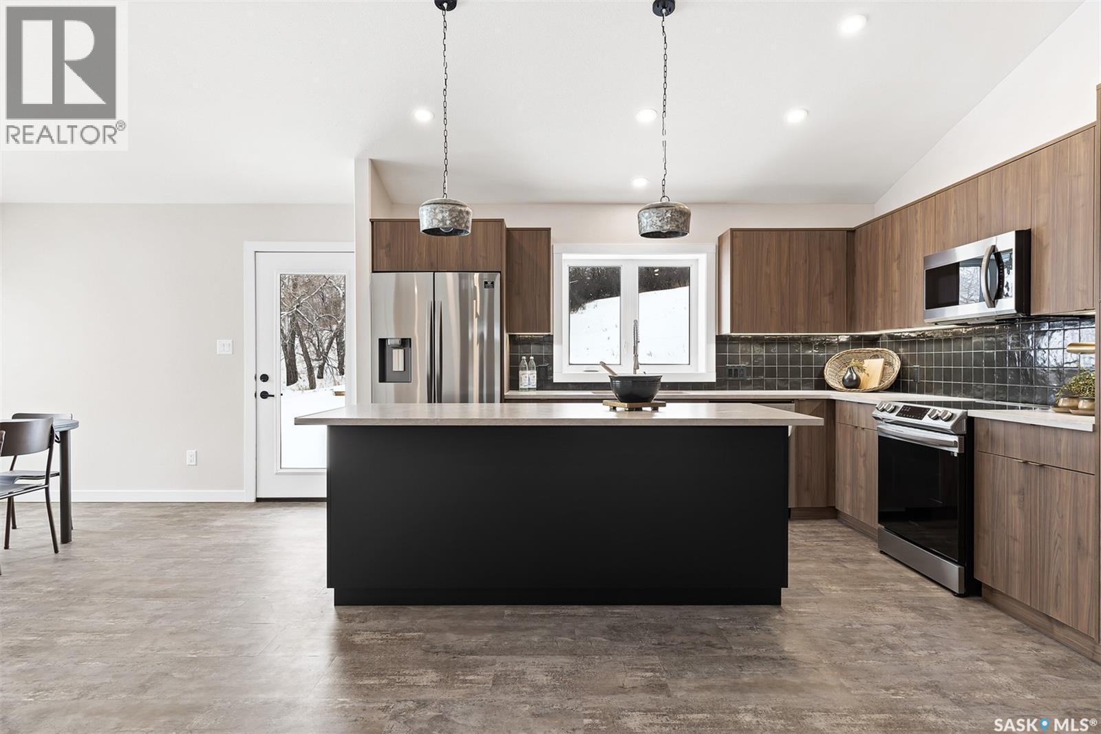 9 70 8Th Avenue, Lumsden, SK - Indoor Photo Showing Kitchen With Upgraded Kitchen