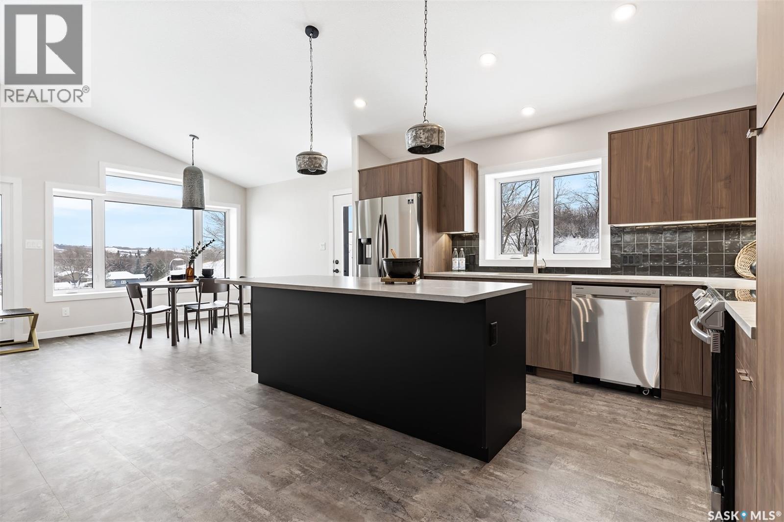 9 70 8Th Avenue, Lumsden, SK - Indoor Photo Showing Kitchen With Upgraded Kitchen