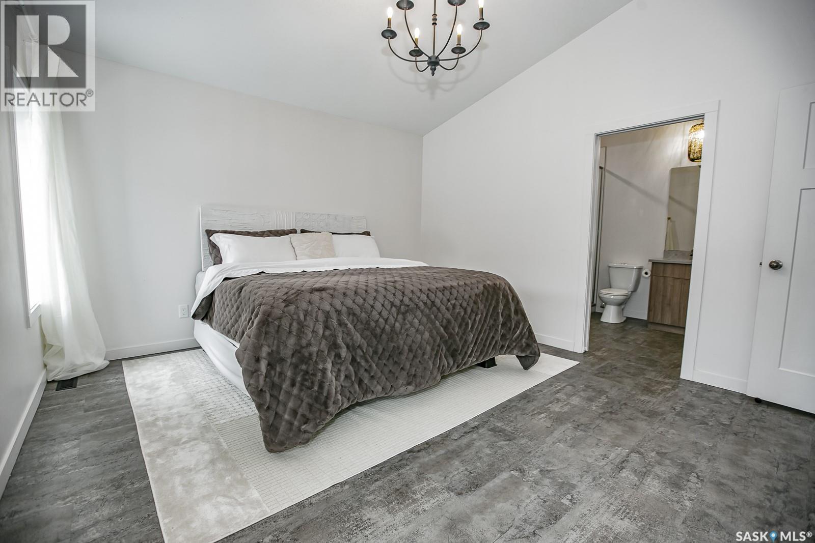 9 70 8Th Avenue, Lumsden, SK - Indoor Photo Showing Bedroom