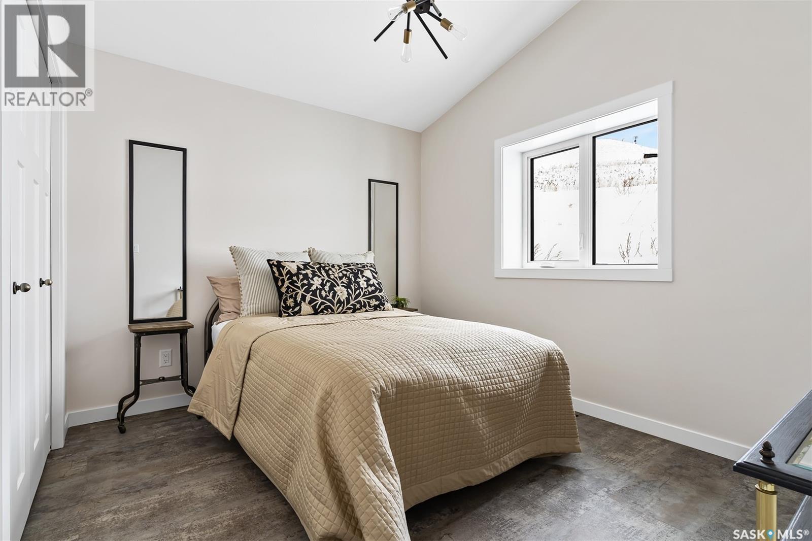 9 70 8Th Avenue, Lumsden, SK - Indoor Photo Showing Bedroom