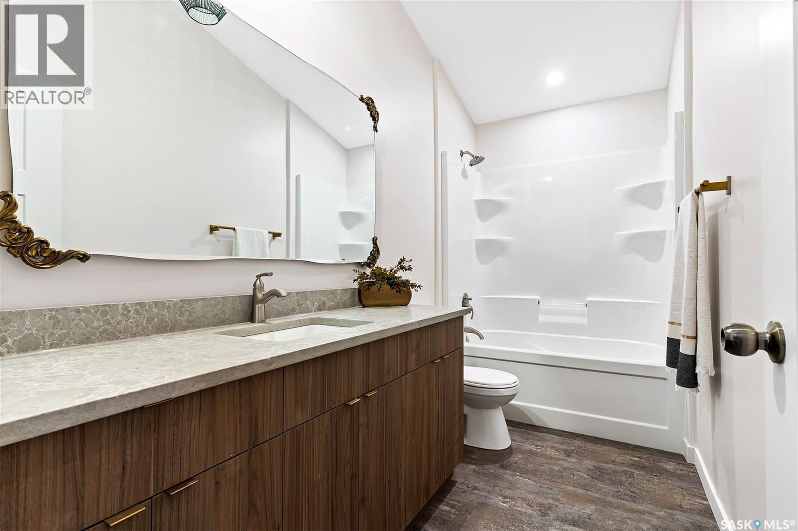 9 70 8Th Avenue, Lumsden, SK - Indoor Photo Showing Bathroom