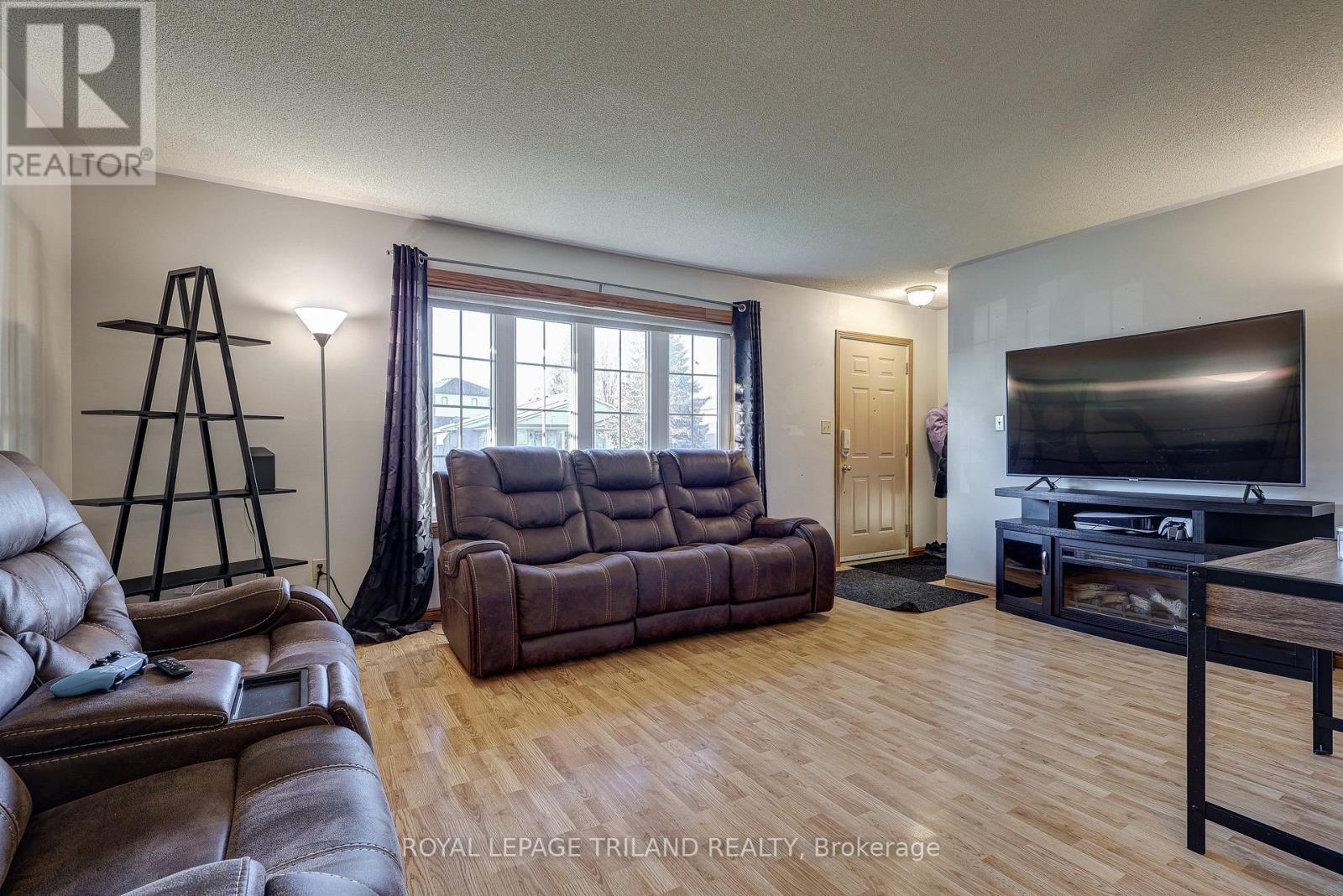 LIVING ROOM - 378 HIGHVIEW DRIVE - ST. THOMAS - 378 Highview Drive, St. Thomas, ON - Indoor Photo Showing Living Room