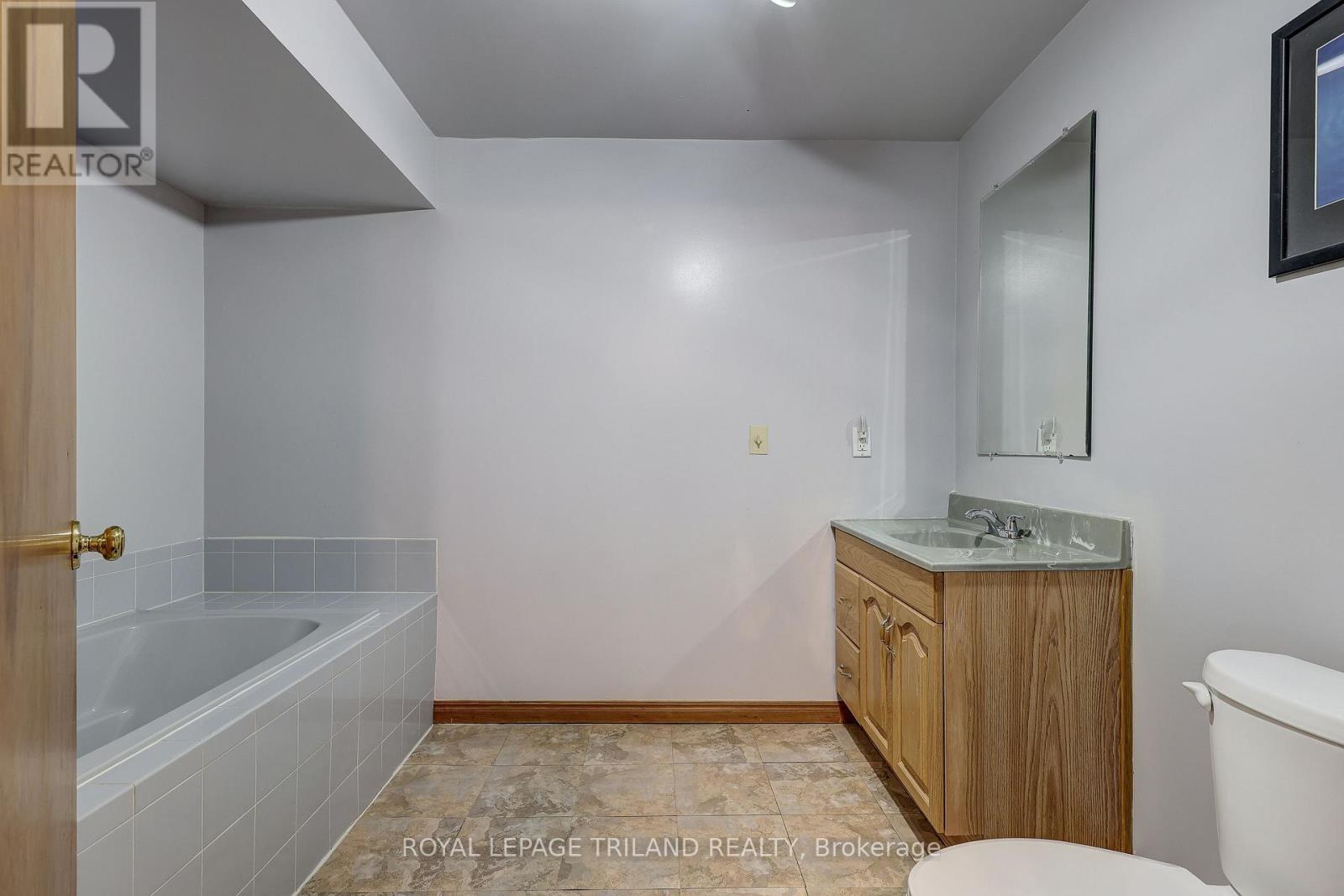 BATH - 378 HIGHVIEW DRIVE - ST. THOMAS - 378 Highview Drive, St. Thomas, ON - Indoor Photo Showing Bathroom
