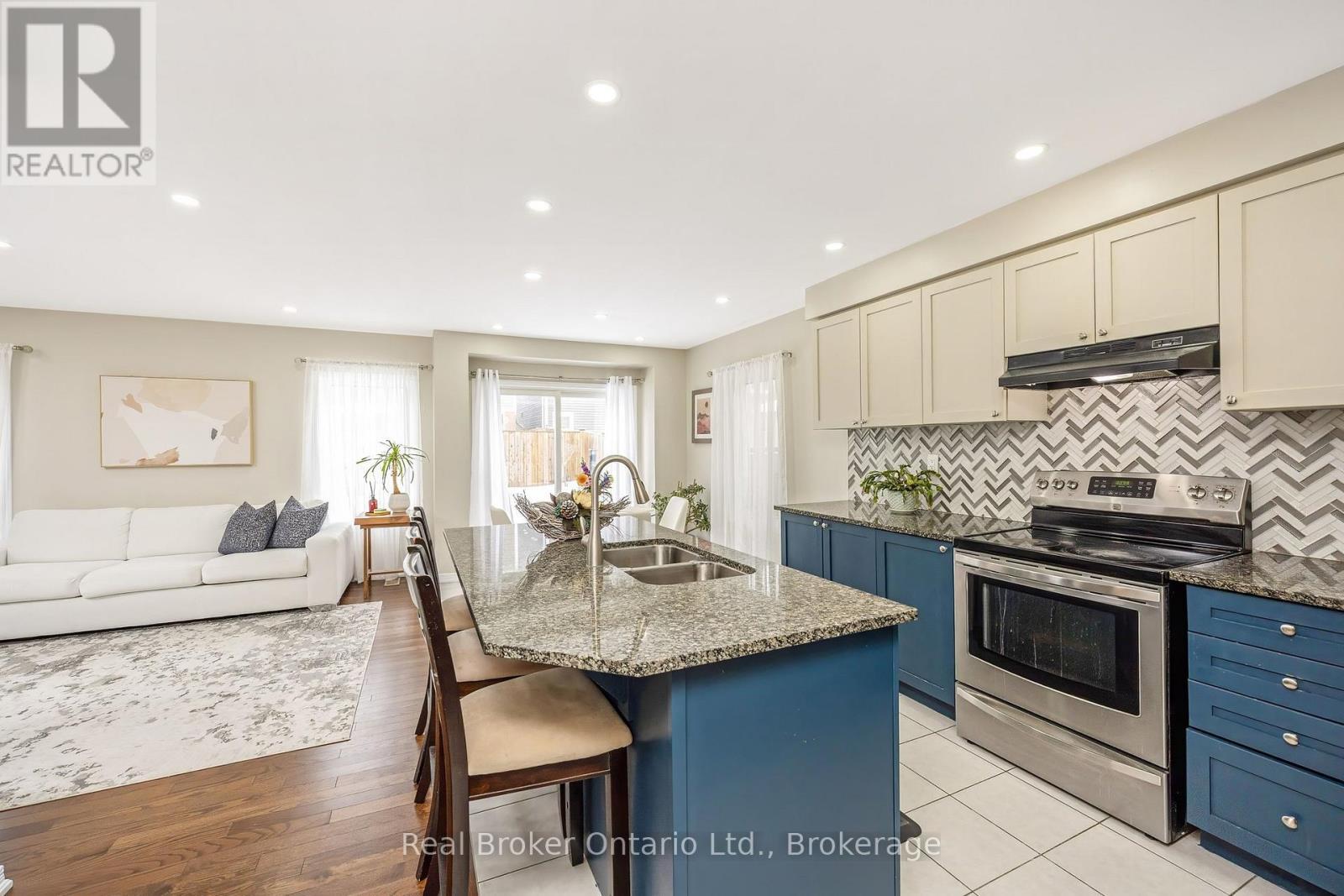 241 Pineglen Crescent, Kitchener, ON - Indoor Photo Showing Kitchen With Stainless Steel Kitchen With Double Sink With Upgraded Kitchen
