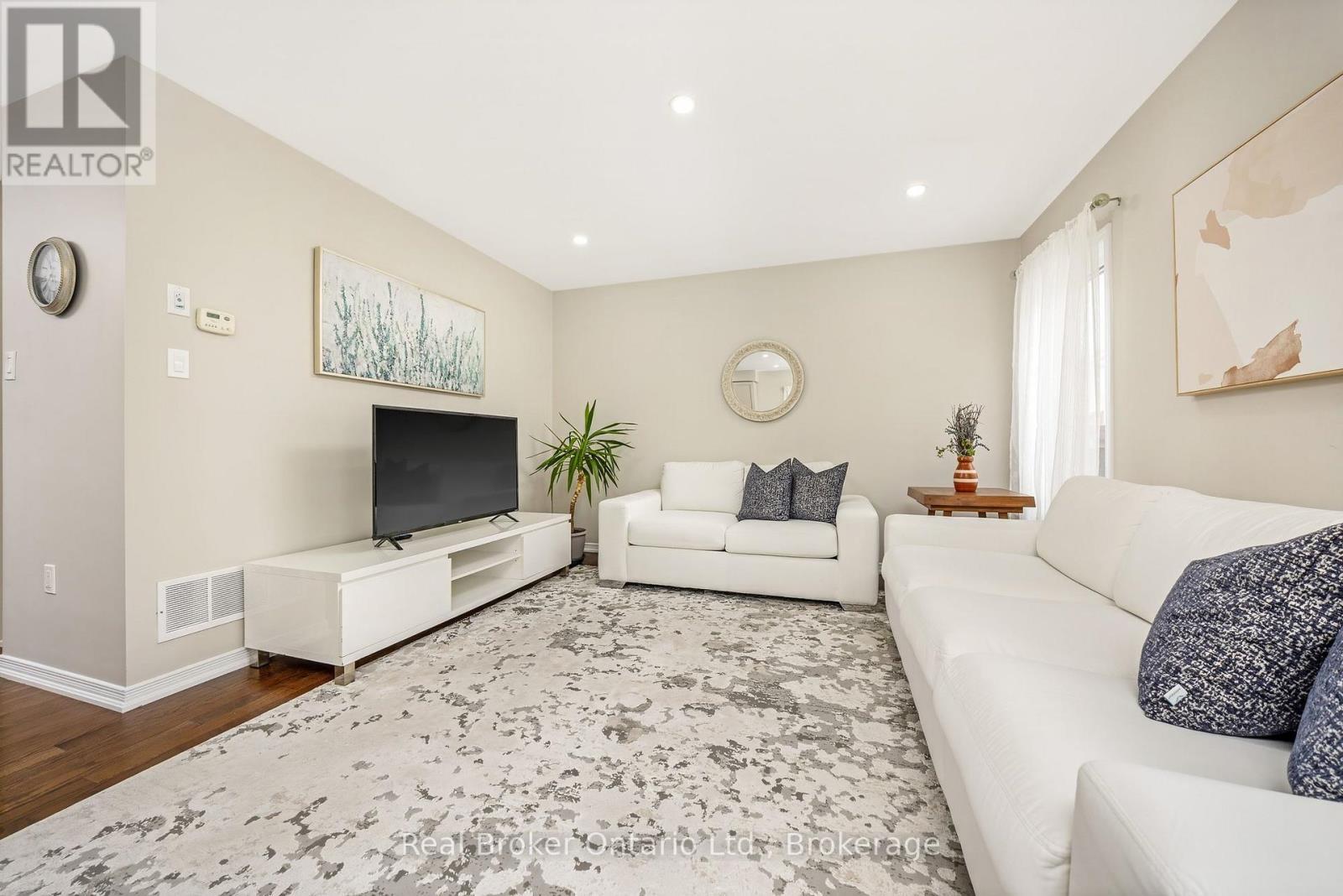 241 Pineglen Crescent, Kitchener, ON - Indoor Photo Showing Living Room