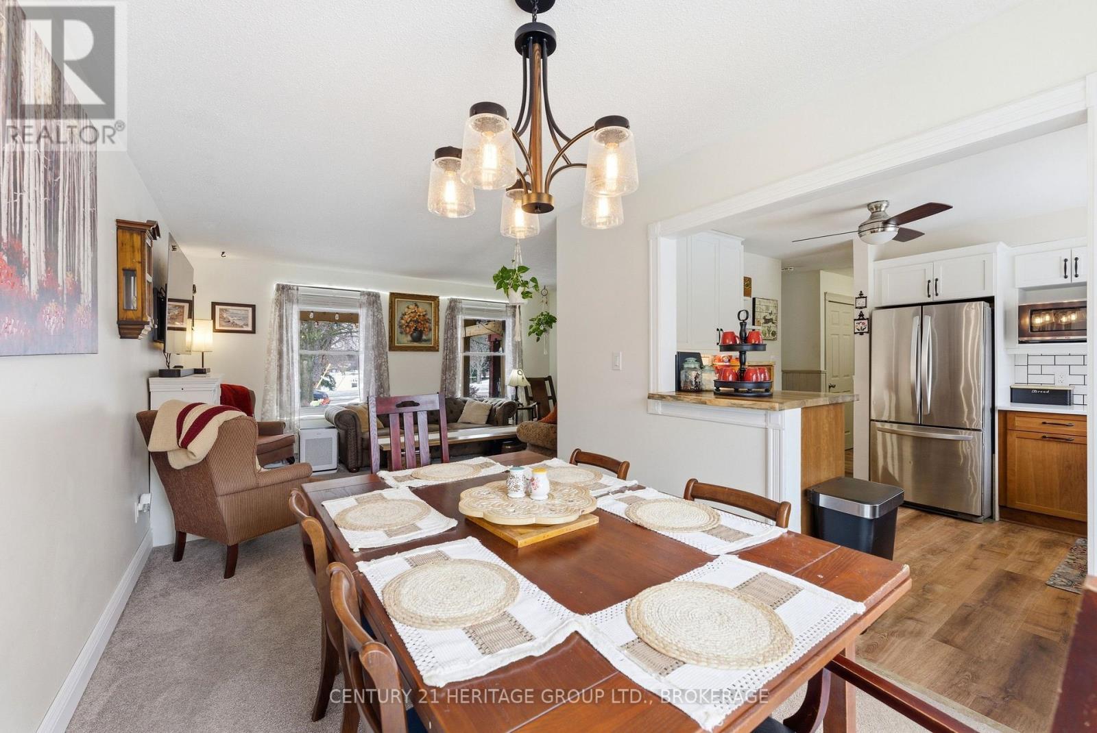 205 Keewatin Street, Oshawa (Donevan), ON - Indoor Photo Showing Dining Room