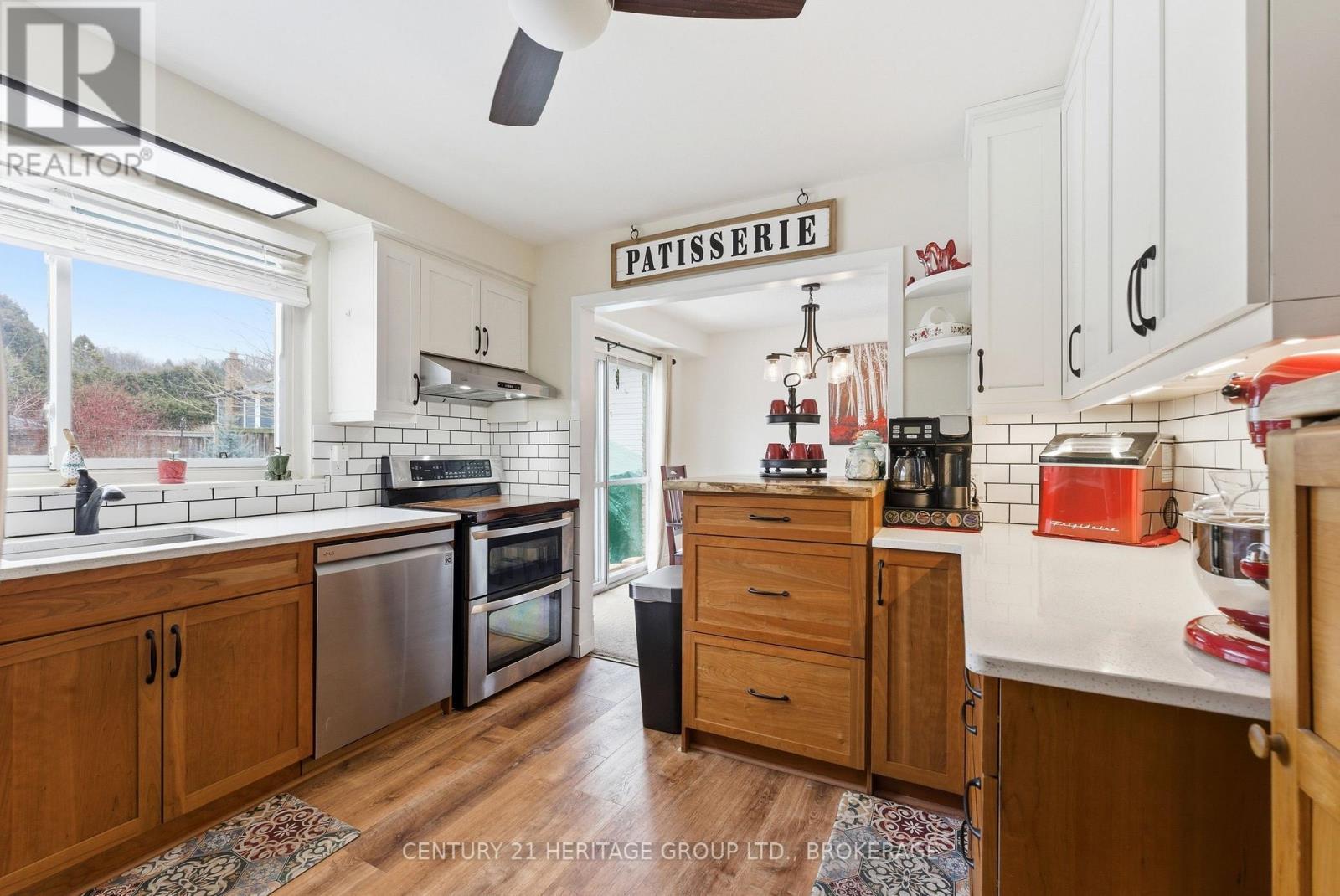 205 Keewatin Street, Oshawa (Donevan), ON - Indoor Photo Showing Kitchen