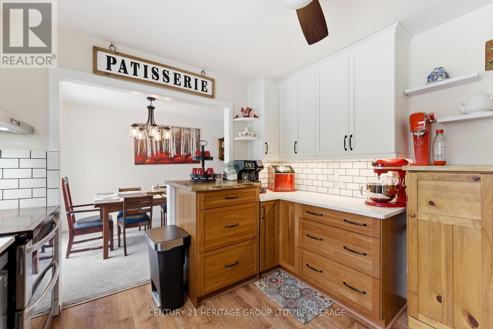 205 Keewatin Street, Oshawa (Donevan), ON - Indoor Photo Showing Kitchen