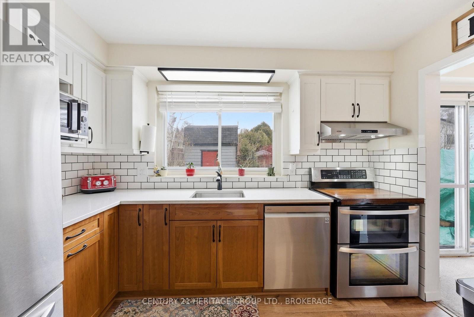 205 Keewatin Street, Oshawa (Donevan), ON - Indoor Photo Showing Kitchen