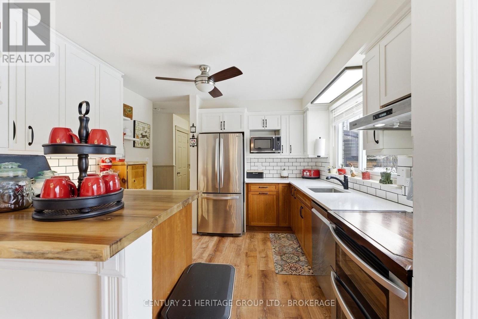 205 Keewatin Street, Oshawa (Donevan), ON - Indoor Photo Showing Kitchen