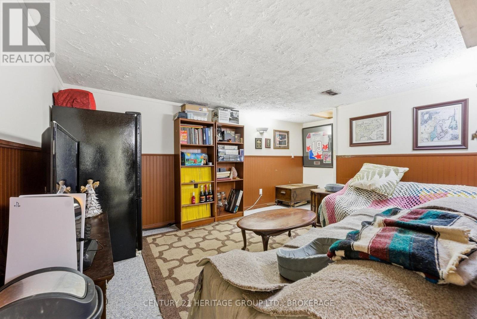 205 Keewatin Street, Oshawa (Donevan), ON - Indoor Photo Showing Bedroom