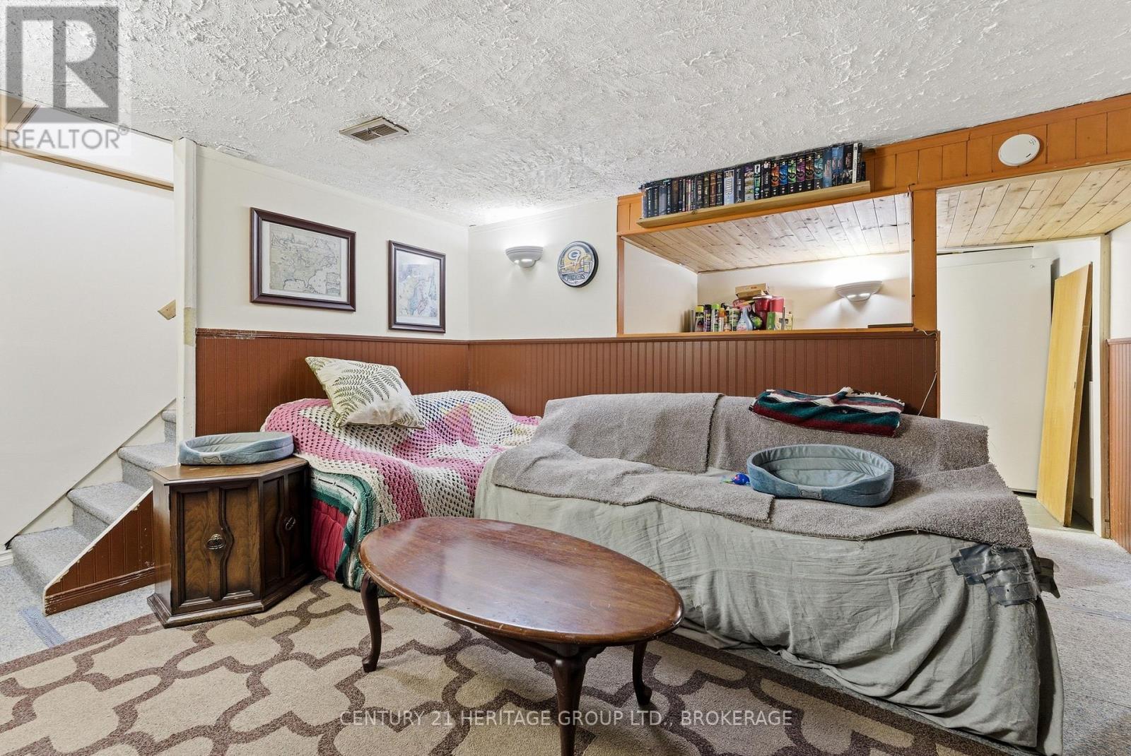 205 Keewatin Street, Oshawa (Donevan), ON - Indoor Photo Showing Bedroom