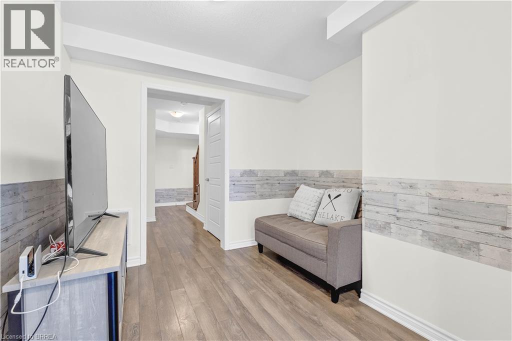 Sitting room with light wood-type flooring and a wainscoted wall - 143 Ridge Road Unit# 48, Cambridge, ON - Indoor