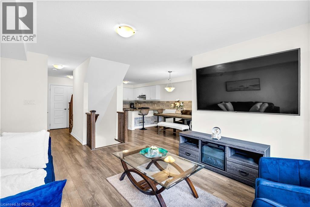 Living room featuring wood finished floors - 143 Ridge Road Unit# 48, Cambridge, ON - Indoor Photo Showing Living Room