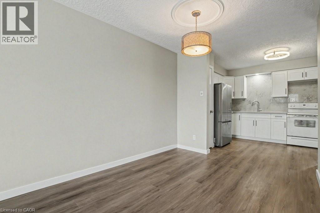104 Ralgreen Crescent, Kitchener, ON - Indoor Photo Showing Kitchen