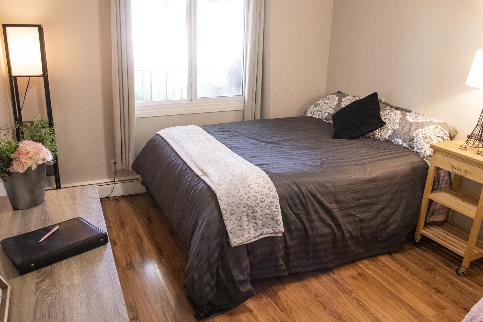 Edmonton, Alberta - Indoor Photo Showing Bedroom