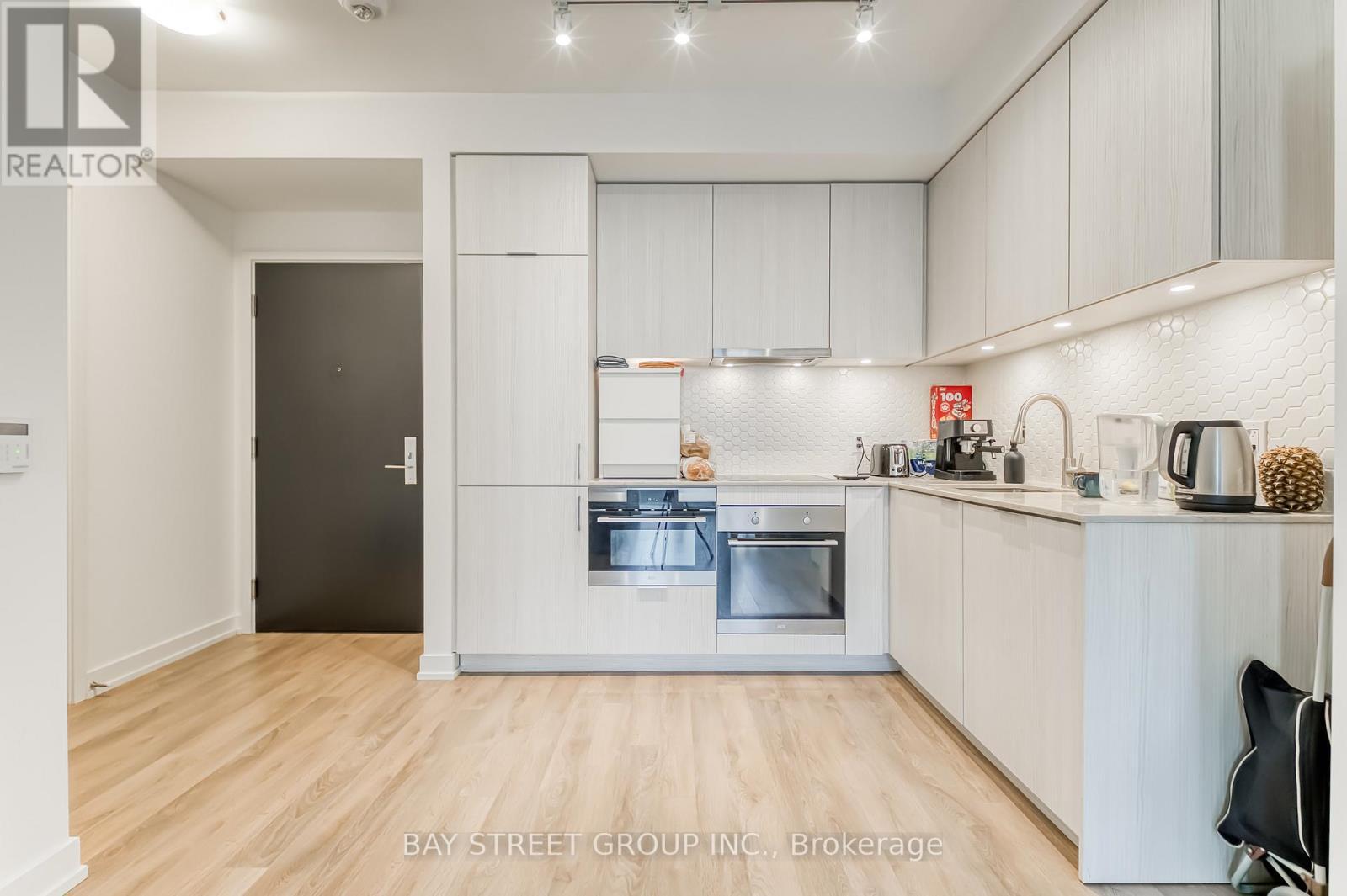 210 - 158 Front Street E, Toronto, ON - Indoor Photo Showing Kitchen With Upgraded Kitchen