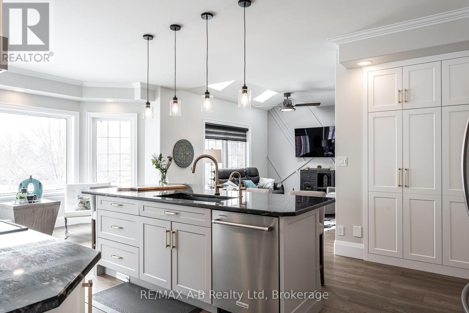4609 Road 164, West Perth (Logan), ON - Indoor Photo Showing Kitchen With Upgraded Kitchen