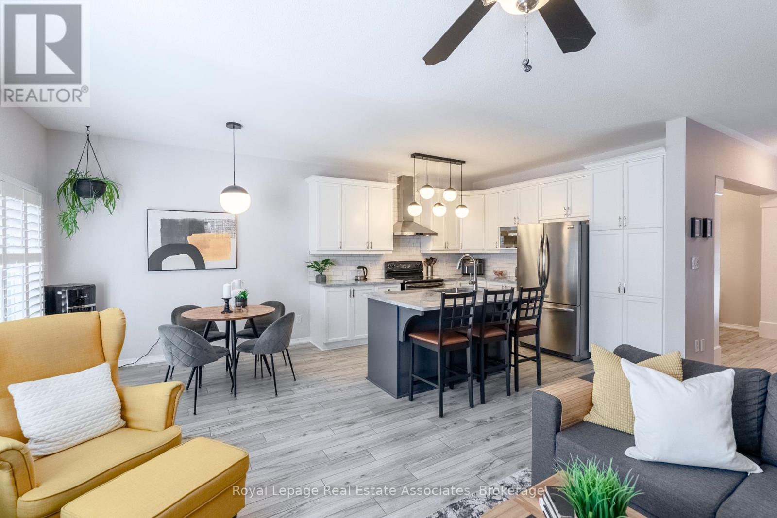 4680 Mcleod Road, Burlington, ON - Indoor Photo Showing Living Room