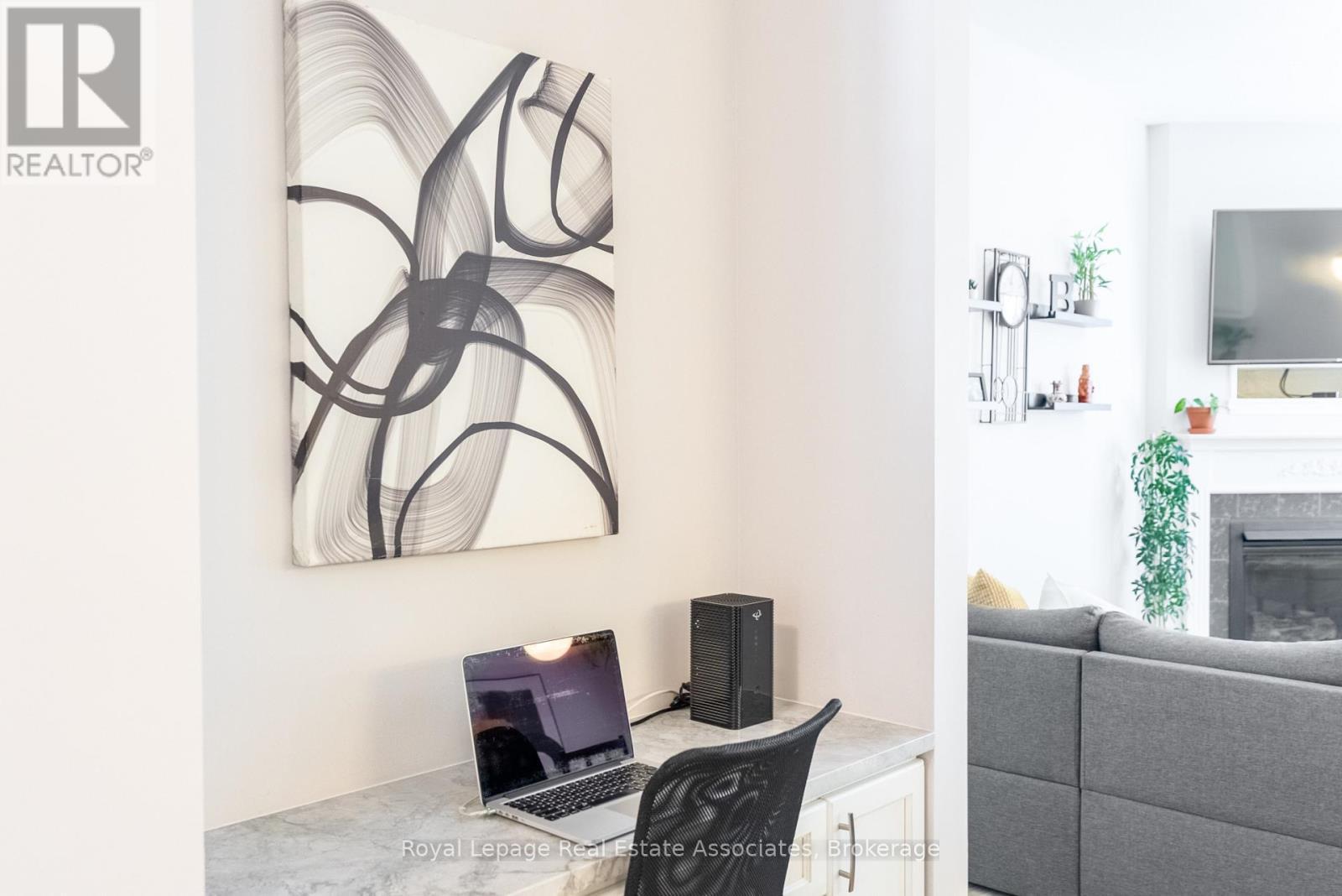 4680 Mcleod Road, Burlington, ON - Indoor With Fireplace