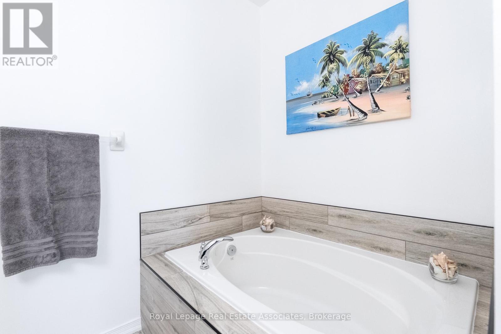 4680 Mcleod Road, Burlington, ON - Indoor Photo Showing Bathroom