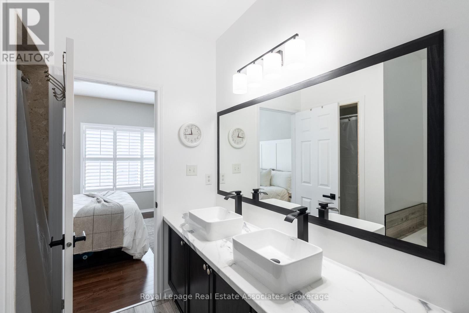 4680 Mcleod Road, Burlington, ON - Indoor Photo Showing Bathroom
