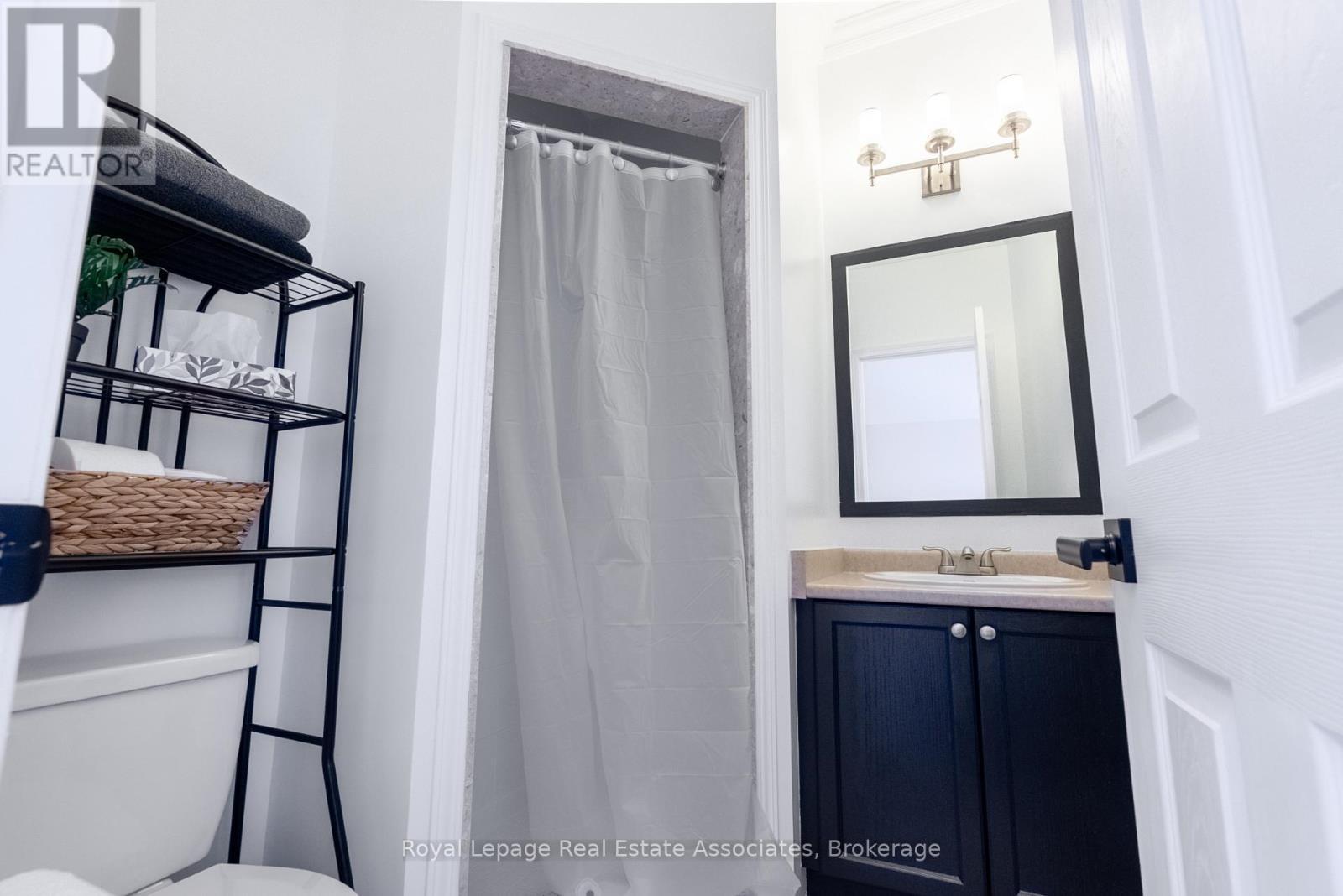 4680 Mcleod Road, Burlington, ON - Indoor Photo Showing Bathroom