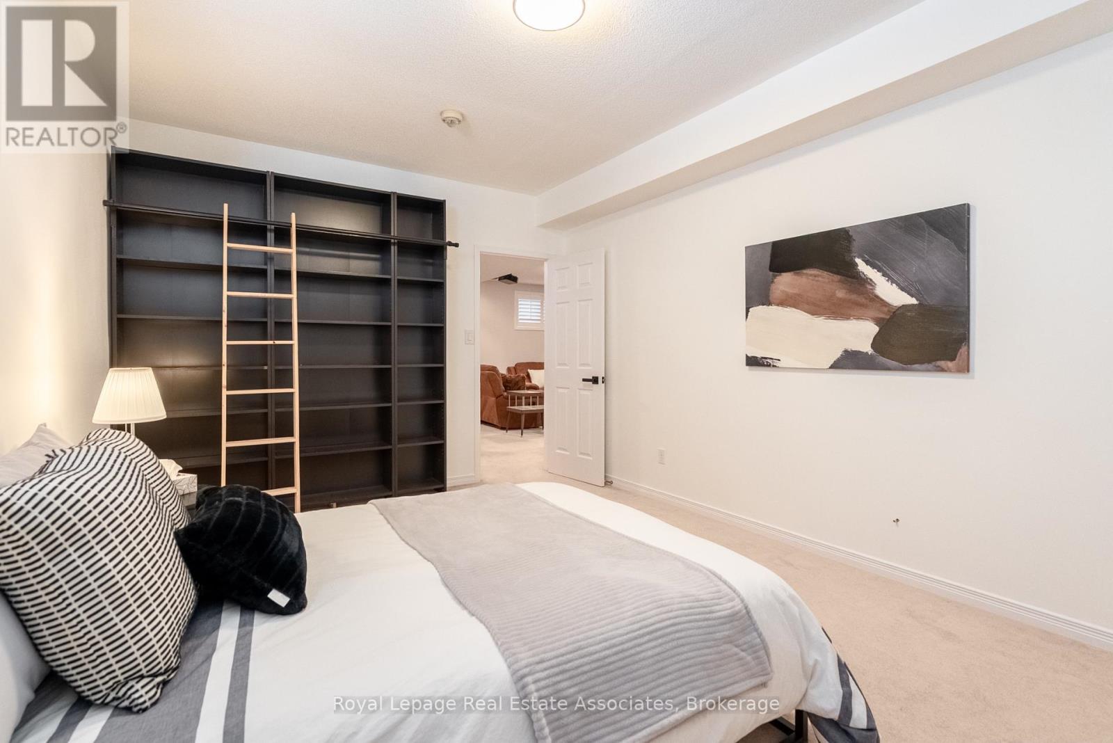 4680 Mcleod Road, Burlington, ON - Indoor Photo Showing Bedroom