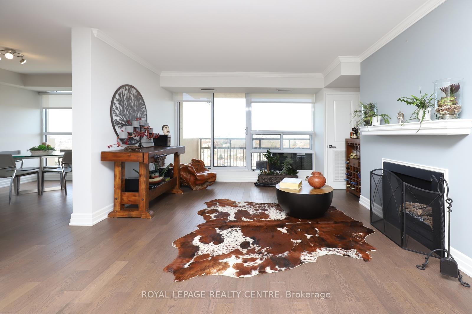 1607-1359 White Oaks Boulevard, Oakville, ON - Indoor Photo Showing Living Room With Fireplace