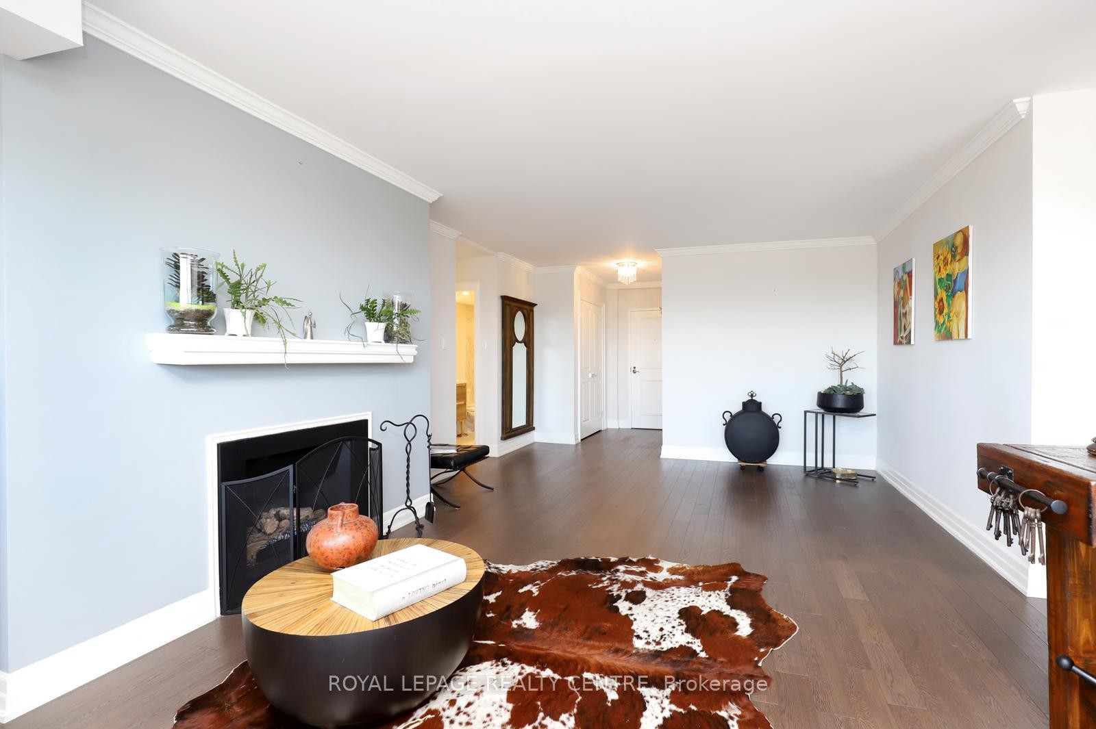 1607-1359 White Oaks Boulevard, Oakville, ON - Indoor Photo Showing Living Room With Fireplace