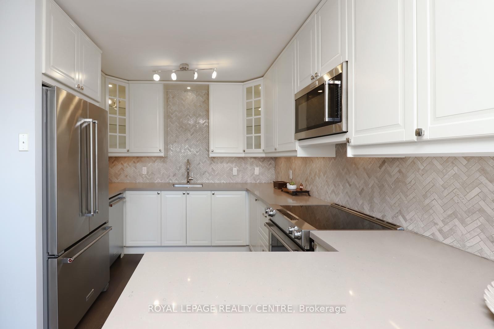 1607-1359 White Oaks Boulevard, Oakville, ON - Indoor Photo Showing Kitchen With Upgraded Kitchen