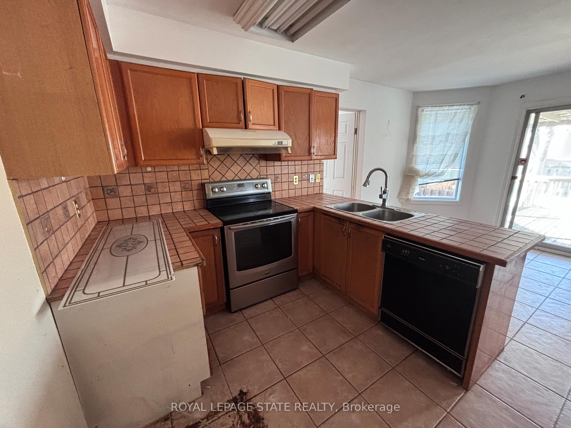 15 Strada Boulevard, St. Catharines, ON - Indoor Photo Showing Kitchen With Double Sink