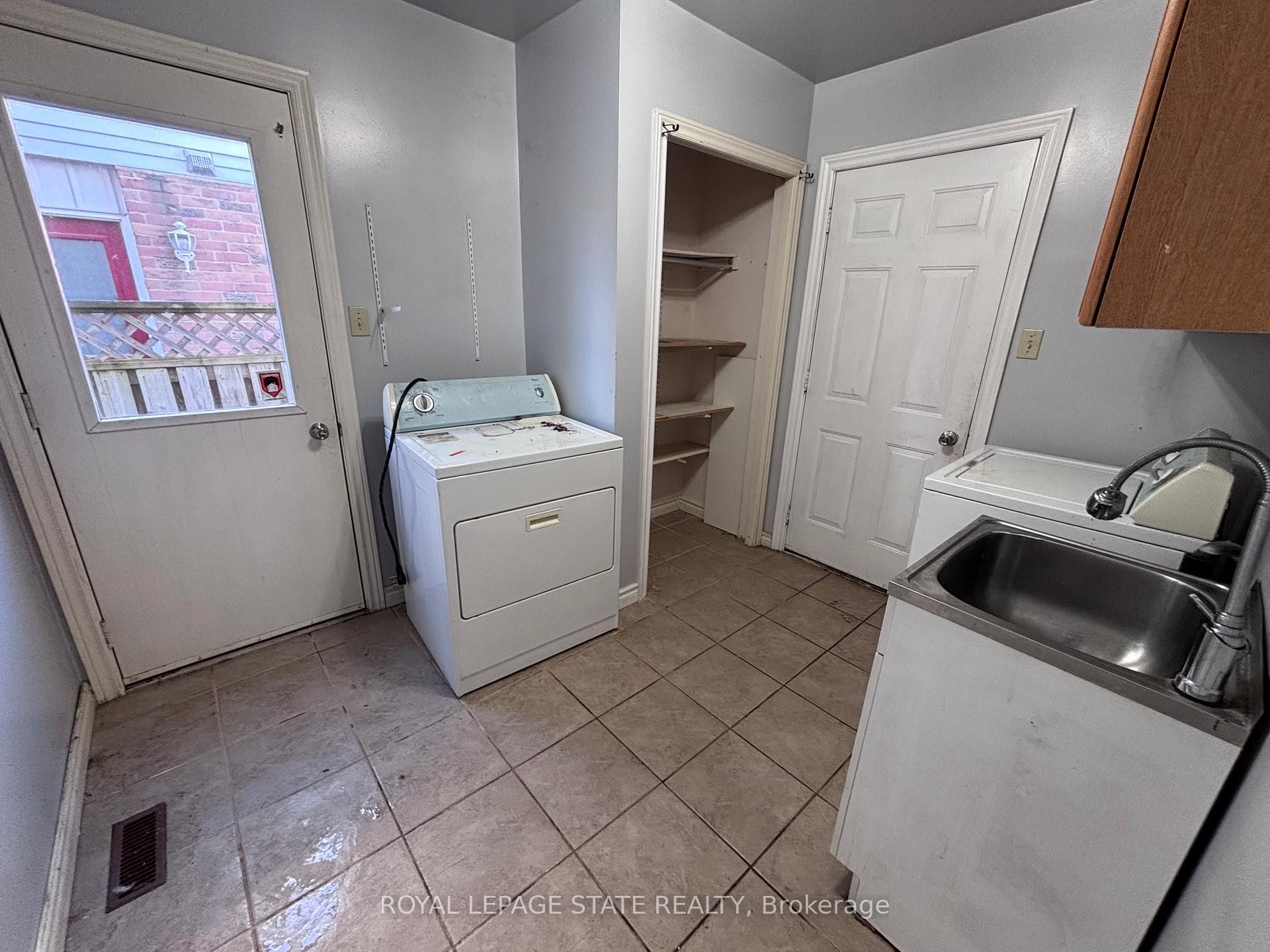 15 Strada Boulevard, St. Catharines, ON - Indoor Photo Showing Laundry Room