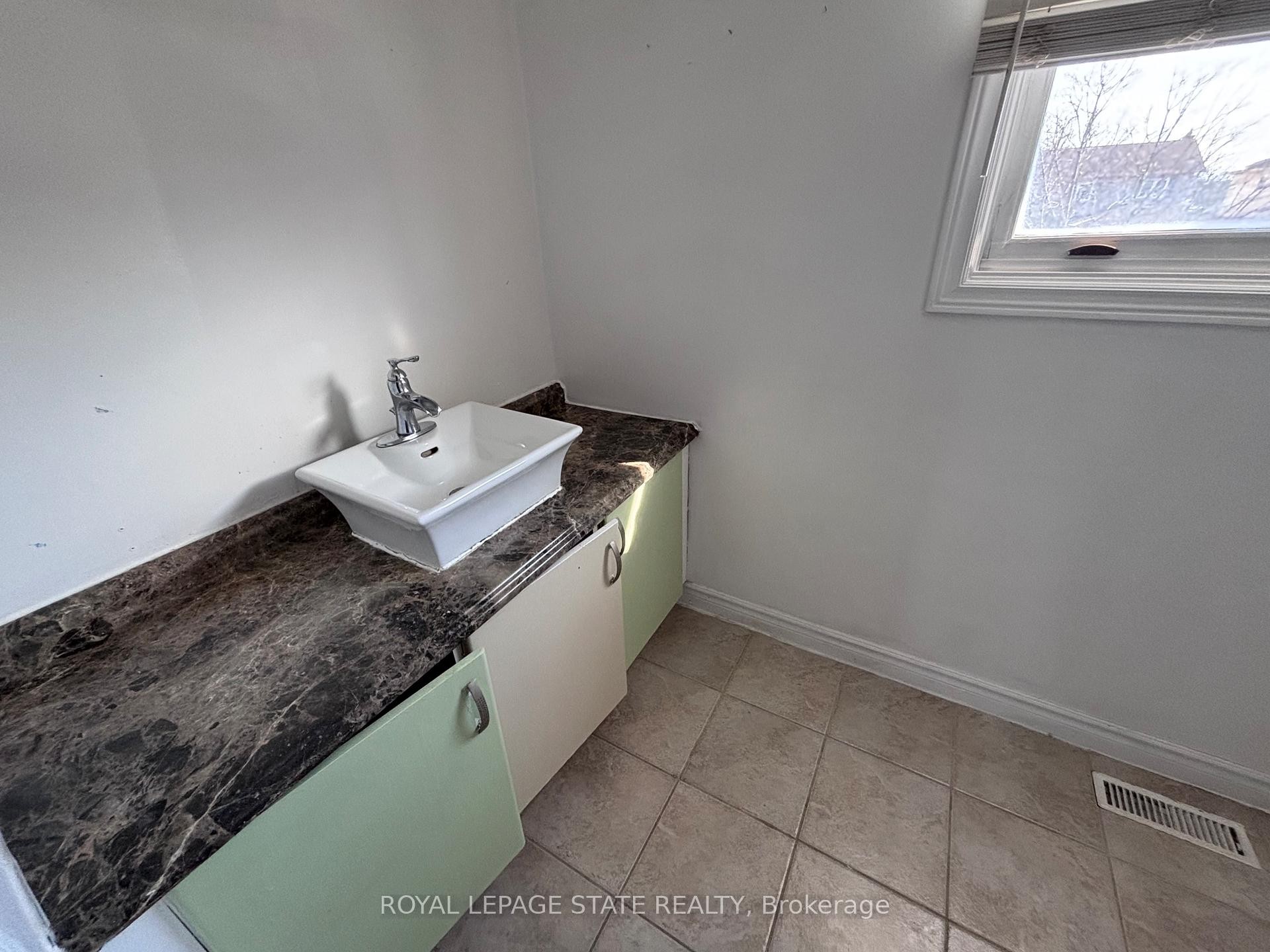 15 Strada Boulevard, St. Catharines, ON - Indoor