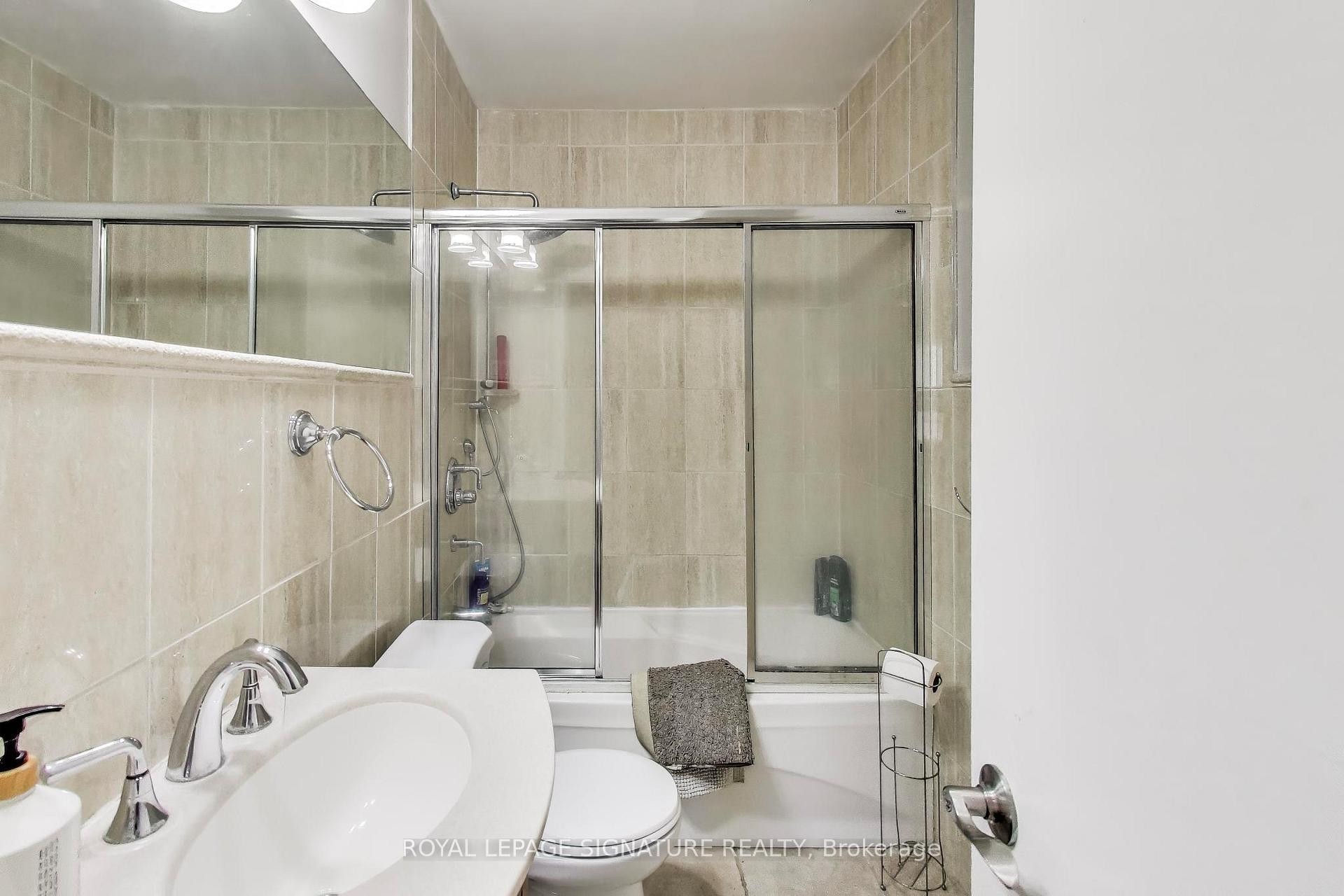 68 Harold Court, Hamilton, ON - Indoor Photo Showing Bathroom