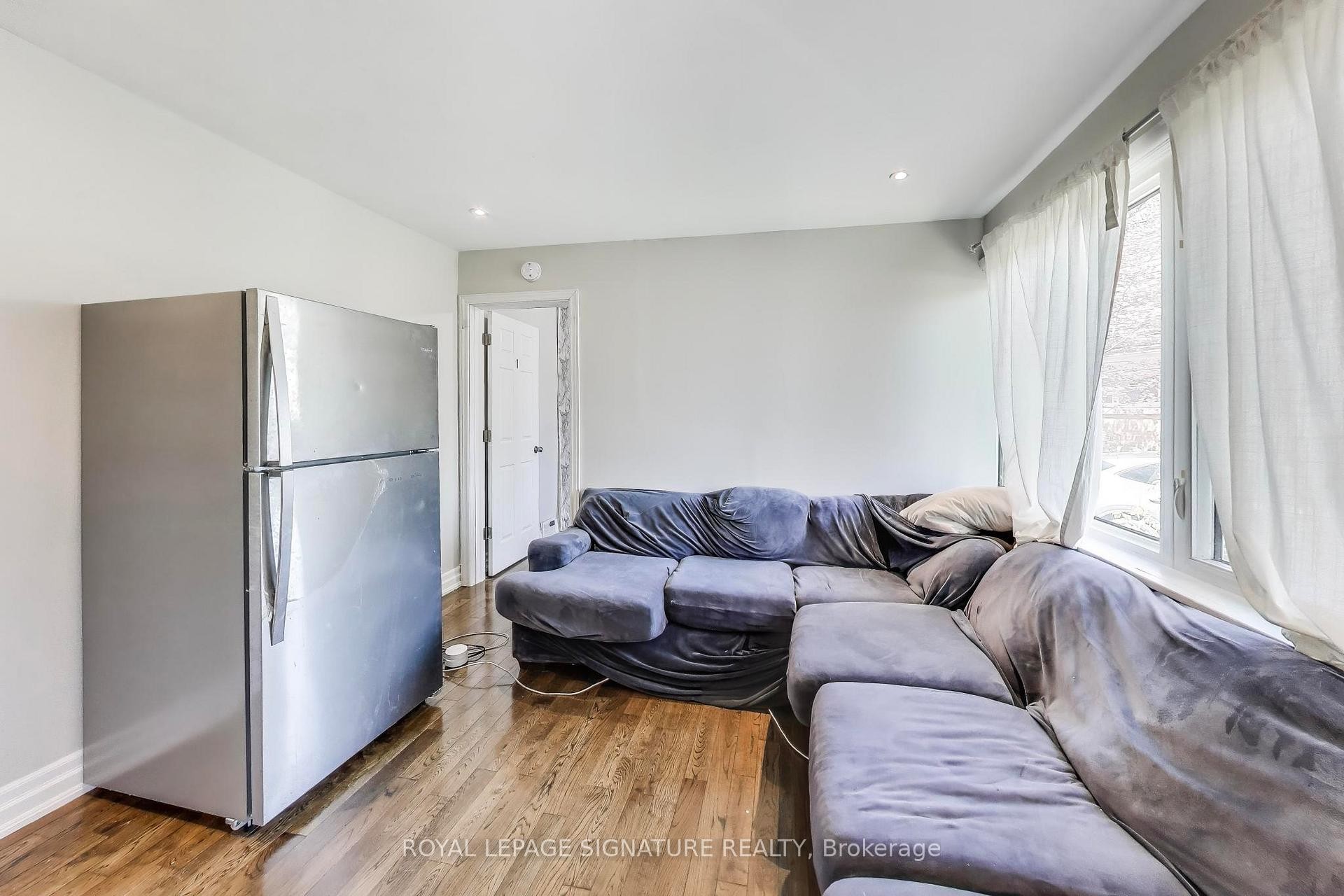 68 Harold Court, Hamilton, ON - Indoor Photo Showing Living Room