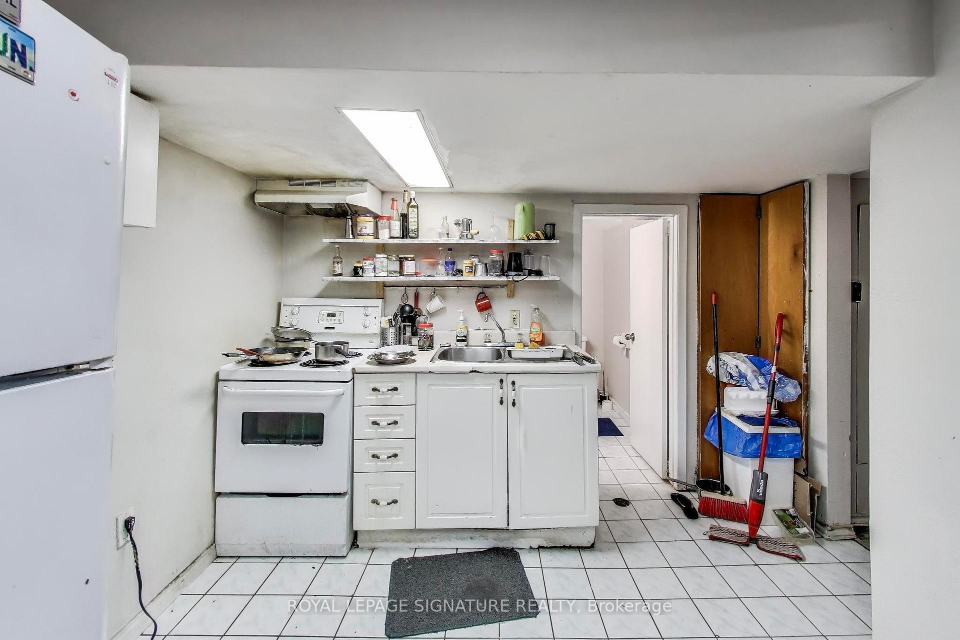 68 Harold Court, Hamilton, ON - Indoor Photo Showing Kitchen With Double Sink