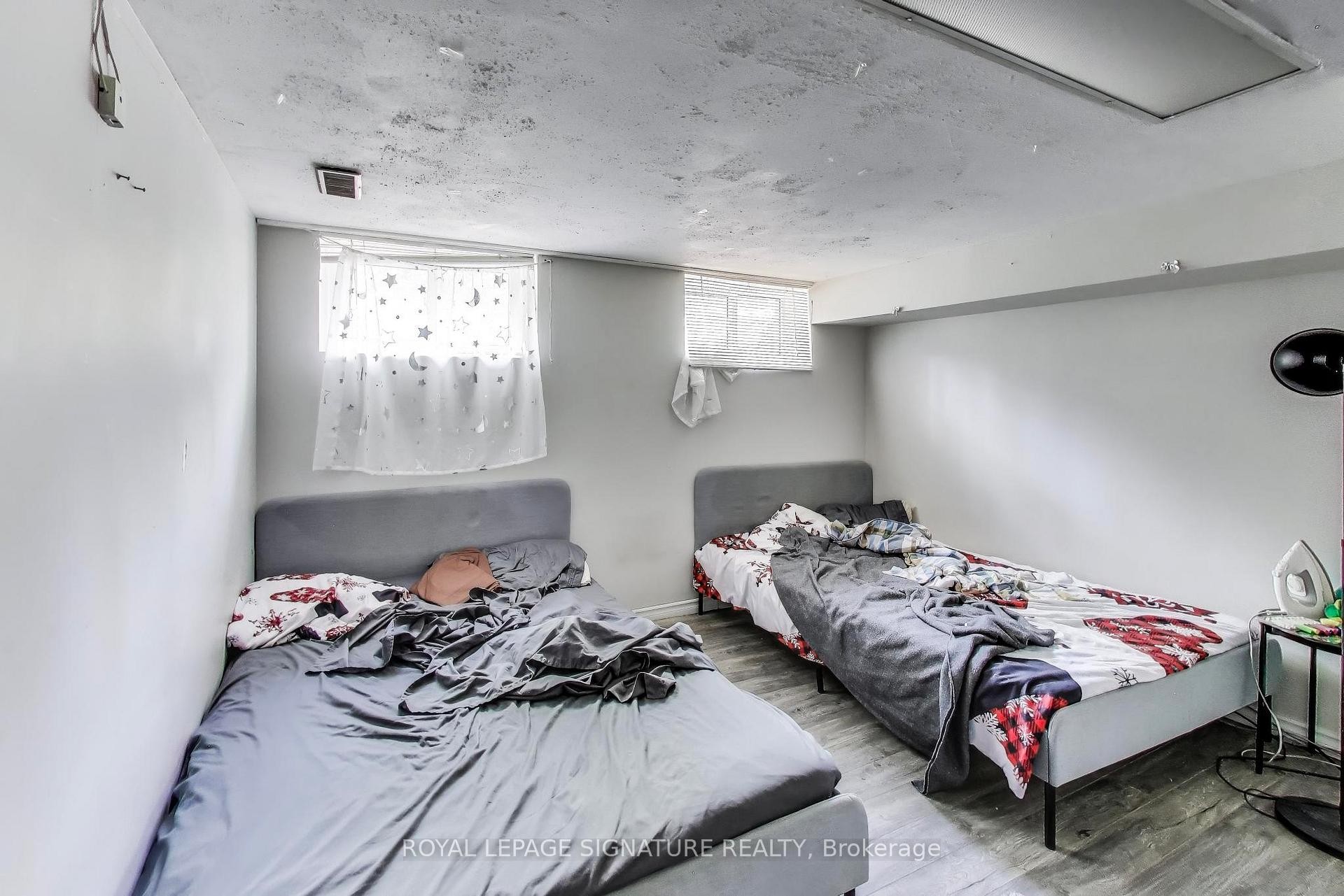 68 Harold Court, Hamilton, ON - Indoor Photo Showing Bedroom