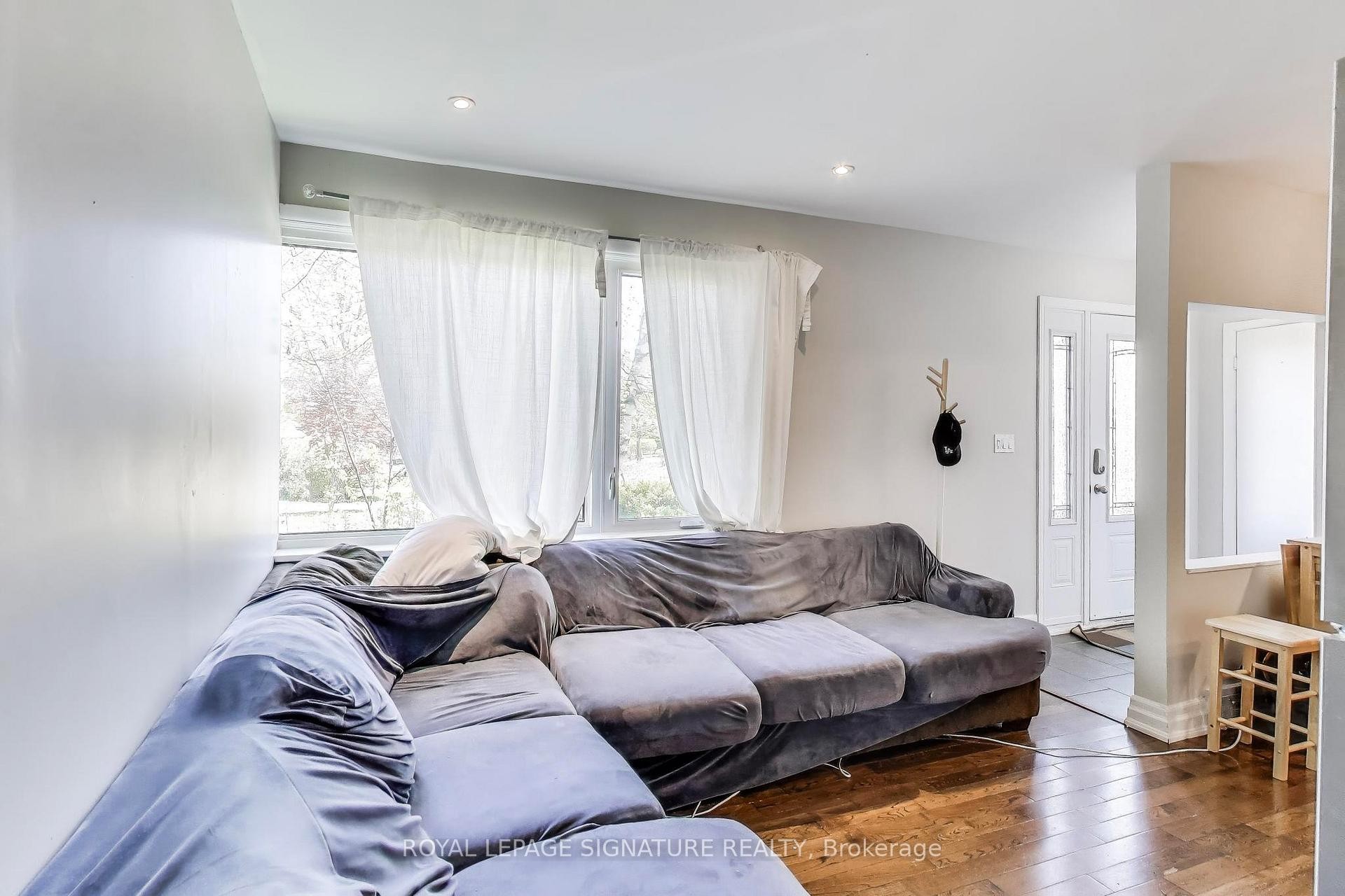 68 Harold Court, Hamilton, ON - Indoor Photo Showing Living Room