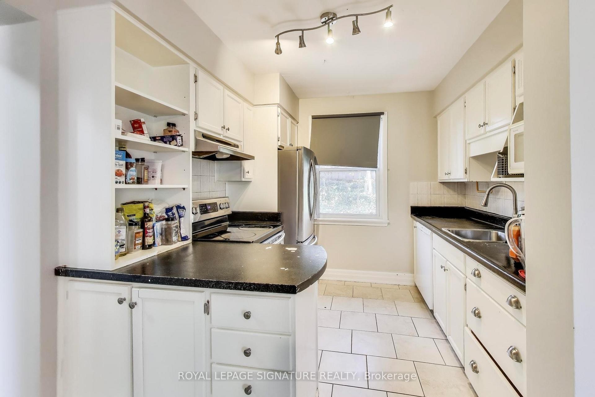 68 Harold Court, Hamilton, ON - Indoor Photo Showing Kitchen With Double Sink