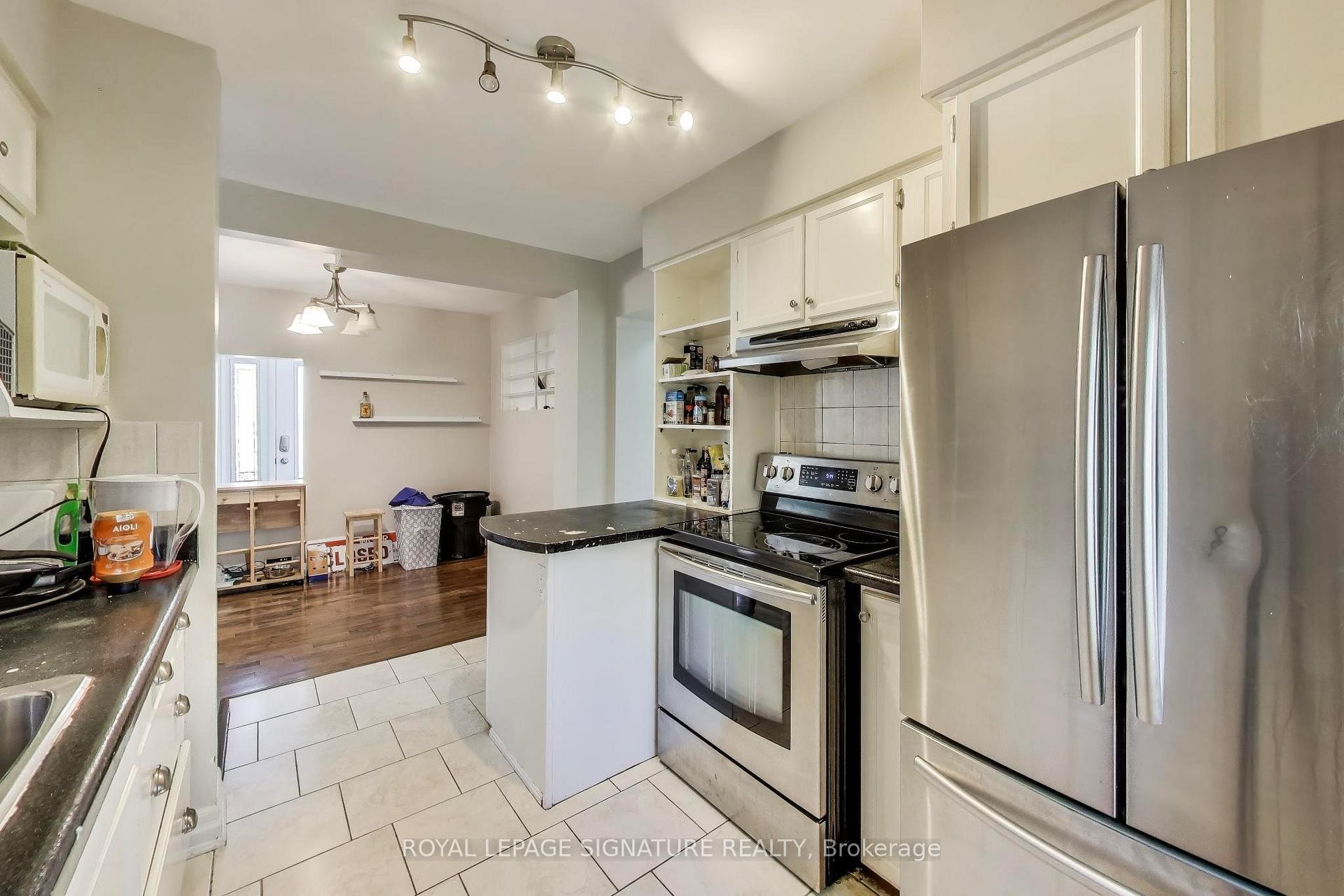 68 Harold Court, Hamilton, ON - Indoor Photo Showing Kitchen