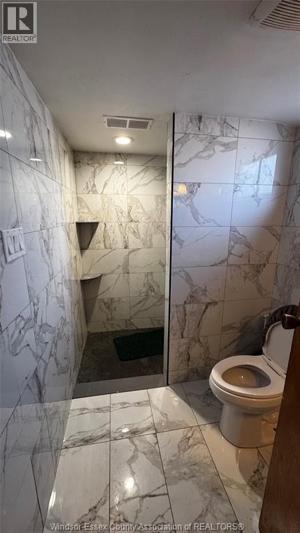 979 Arthur Unit# Lower, Windsor, ON - Indoor Photo Showing Bathroom